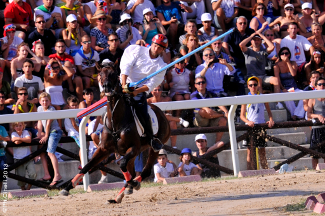 Emanuele Capriotti riprende il cavallo dopo la scivolata ma perde le staffe.