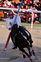 Emanuele Capriotti si lancia per il rettilinio finale del suo ottavo palio.