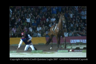 Emanuele Capriotti cade alla curva del 'Carmine'.