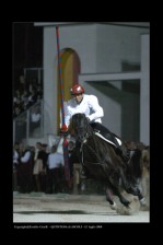 Emanuele Capriotti si lancia per il rettilinio finale.