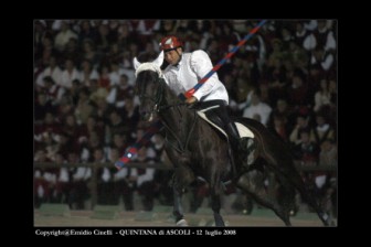Emanuele Capriotti si lancia per il rettilinio finale.