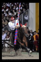 Emanuele Capriotti lancia il cavallo per il rettilinio finale.