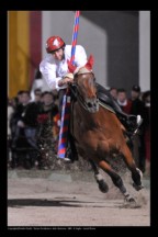 Emanuele Capriotti lancia il cavallo per il rettilinio finale.