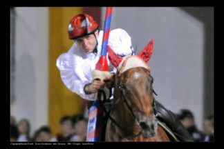 Emanuele Capriotti lancia il cavallo per il rettilinio finale.