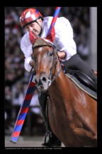 Emanuele Capriotti lancia il cavallo per il rettilinio finale.