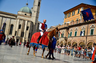 Il cavaliere giostrante Emanule Capriotti.