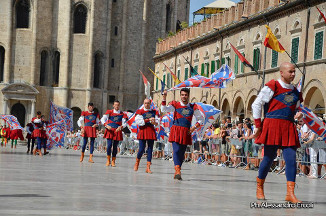 Gli sbandieratori.