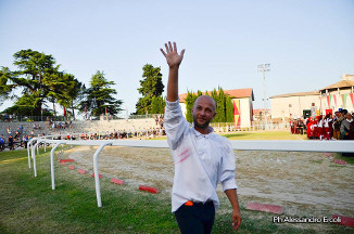 Emanuele Capriotti saluta i tifosi.