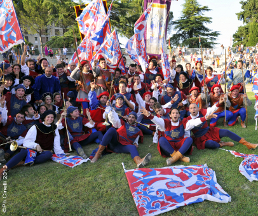 Foto di gruppo con il Palio della Quintana di Agosto 2013.