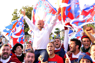 Emanuele Capriotti portato in trionfo.