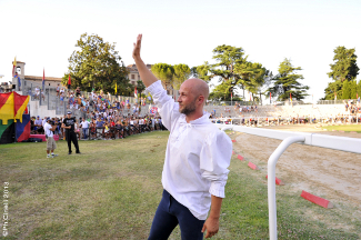 Emanuele Capriotti saluta i tifosi.