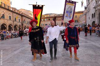 Emanule Capriotti, Il Console ed il Caposestiere sfilano in Piazza del Popolo.