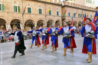 I capitani salutano le magistrature in Piazza del Popolo.