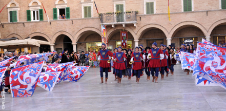 I musici sfilano in Piazza del Popolo.