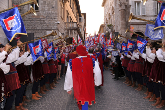 I musici chiudono il corteo di ritorno della Quintana di Agosto 2013.