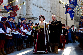 La Dama Cristina Paolini con il Console Luigi Tulli all'arrivo in Piazza Ventidio Basso.
