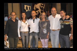 Le dame e il cavalieri delle Quintane di Luglio e di Agosto 2009 con il CapoSestiere ed il Console.