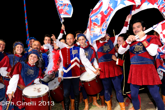 Il Cavaliere Emanuele Capriotti festeggia con i figuranti.