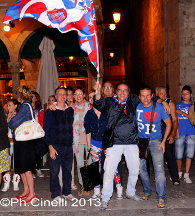 L'esultanza dei tifosi durante il corteo di rientro.