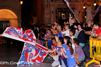 L'esultanza dei tifosi durante il corteo di rientro.