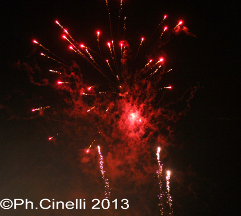 I fuochi d'artificio dentro la sede del Sestiere.