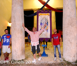 Il Console ed il Cavaliere posano davanti al palio in mostra al Sestiere.