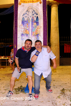 Tifosi posano davanti al palio in mostra al Sestiere.