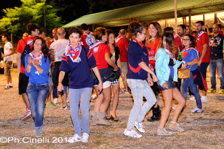 Si festeggia ballando dentro la sede del Sestiere.