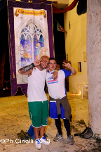 Tifosi posano davanti al palio in mostra al Sestiere.