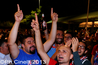 Si festeggia ballando dentro la sede del Sestiere.