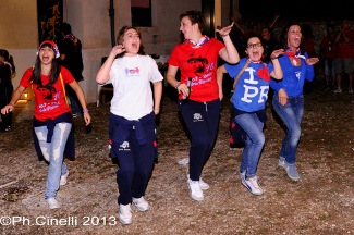 Si festeggia ballando dentro la sede del Sestiere.