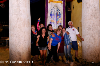 Tifosi posano davanti al palio in mostra al Sestiere.