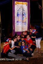 Tifosi posano davanti al palio in mostra al Sestiere.