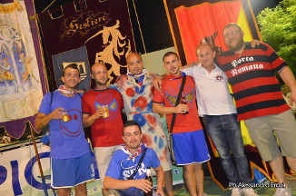 Foto ricordo con il Palio vinto alla Quintana di Agosto 2013.