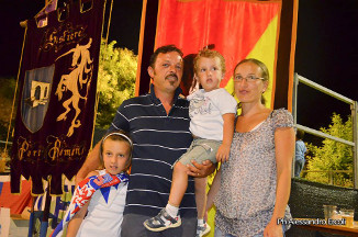 Foto ricordo con il Palio vinto alla Quintana di Agosto 2013.