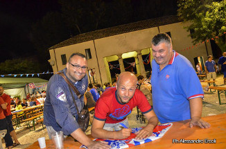 Il Cavaliere Emanuele Capriotti firma i foulard dei tifosi.