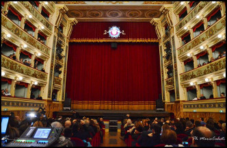 Il teatro Ventidio Basso prima dell'inizio dello spettacolo.