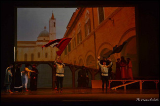 La coppia performer Rosso Azzurra con apposite bandiere teatrali.
