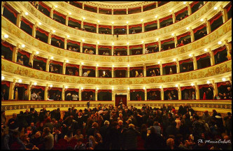 Gli spettatori lasciano il teatro Ventidio Basso.