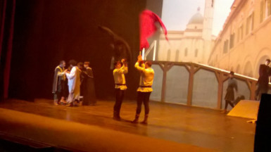 La coppia performer Rosso Azzurra con apposite bandiere teatrali.