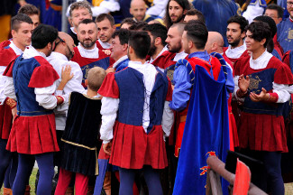 Emanuele Capriotti riceve il tributo dei suoi figuranti.