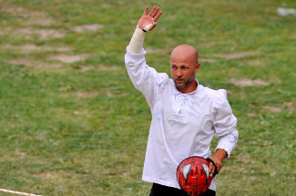 Emanuele Capriotti saluta il pubblico.