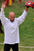 Emanuele Capriotti saluta il pubblico.