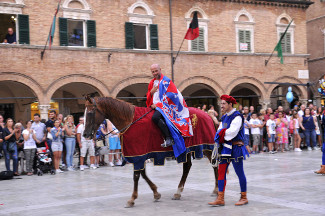 Emanuele Capriotti in Piazza del Popolo.