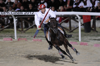 Emanuele Capriotti si lancia per il rettilinio finale.