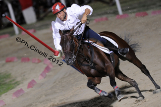 Emanuele Capriotti si lancia per il rettilinio finale.