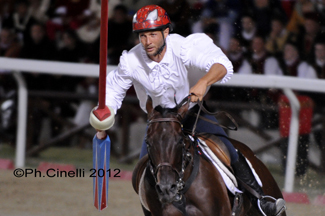 Emanuele Capriotti si lancia per il rettilinio finale.