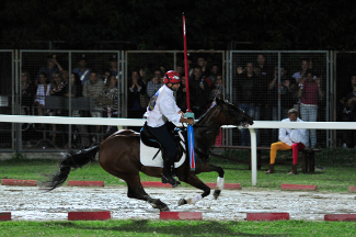 Emanuele Capriotti all'entrata della curva del 'Cassero'.