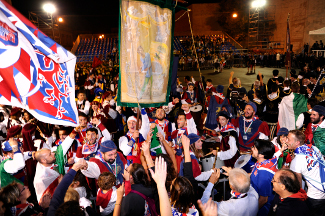 Il palio di Campioni d'Italia 2014 portato ai tifosi.