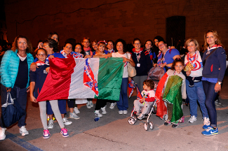 Alcuni tifosi con il palio di Campioni d'Italia 2014.